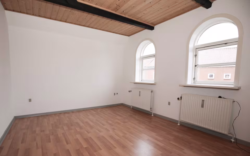 Lejligheden er på 95 m2 og koster kr. 4700 pr. måned + forbrug
