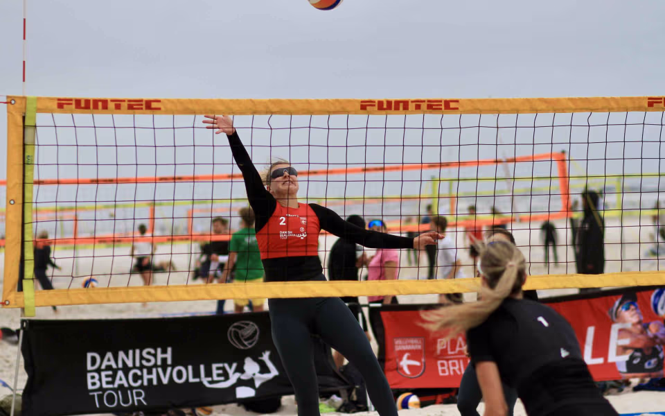 Vestenvinden udfordrer beachvolley-eliten