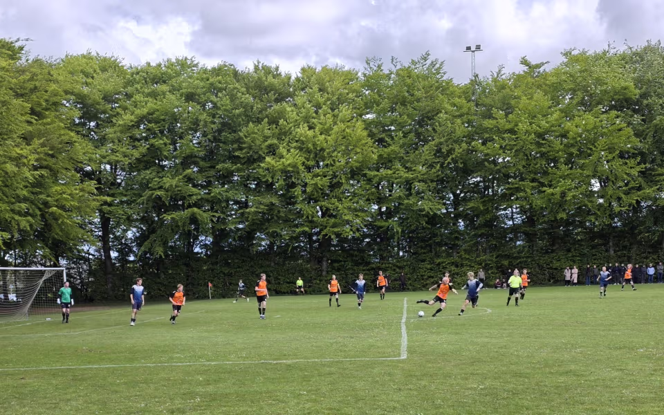 Kampreferat fra serie 1 kampen mellem Helle FC og HTS - Byfest, fodbold og fællesskab på Fåborg Stadion