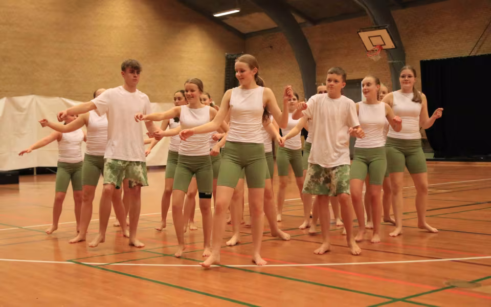 Farverig opvisning lyser Sportspark op