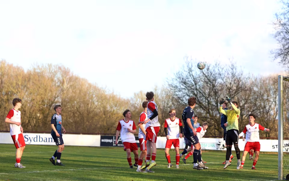 HTS U19 vinder 5-1 over SGI. Se de mange billeder.