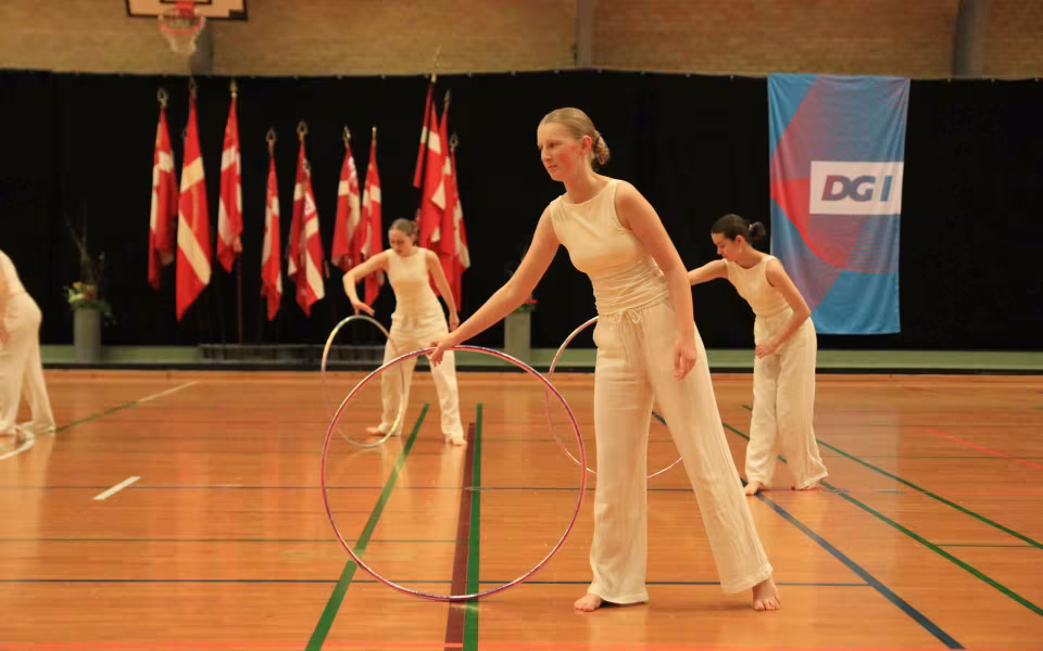 Farverig opvisning lyser Sportspark op