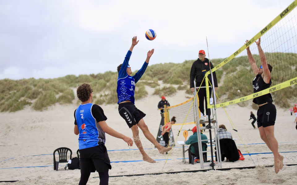 Vestenvinden udfordrer beachvolley-eliten