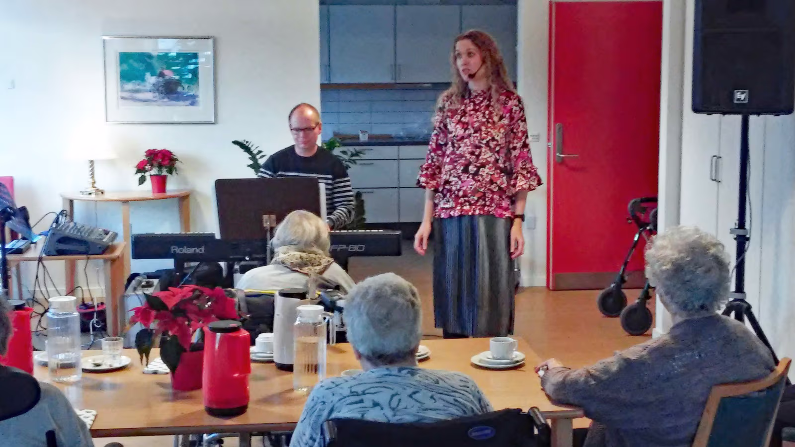 Duoen Birgitte Antonius (sang) og John Skou (keyboard) underholdt på Ansager Plejecenter med danske revysange