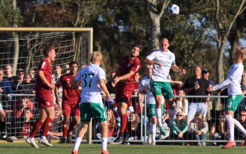 Fodboldfest på Oksbøl Stadion med glade fans og stor frivillig indsats