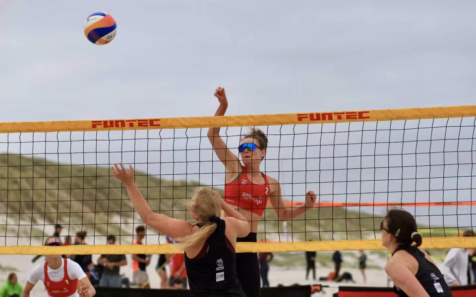 Vestenvinden udfordrer beachvolley-eliten