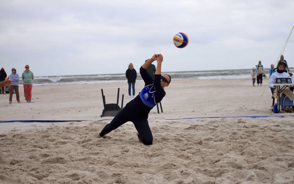 Vestenvinden udfordrer beachvolley-eliten