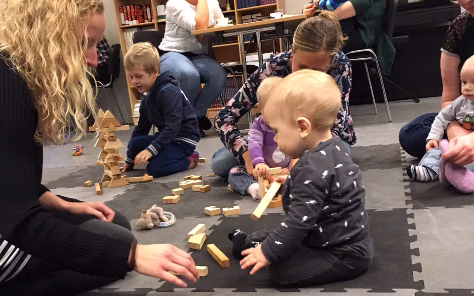 P4 Syd og DR TV på besøg i Baby Caféen i Næsbjerg-Øse Sogn