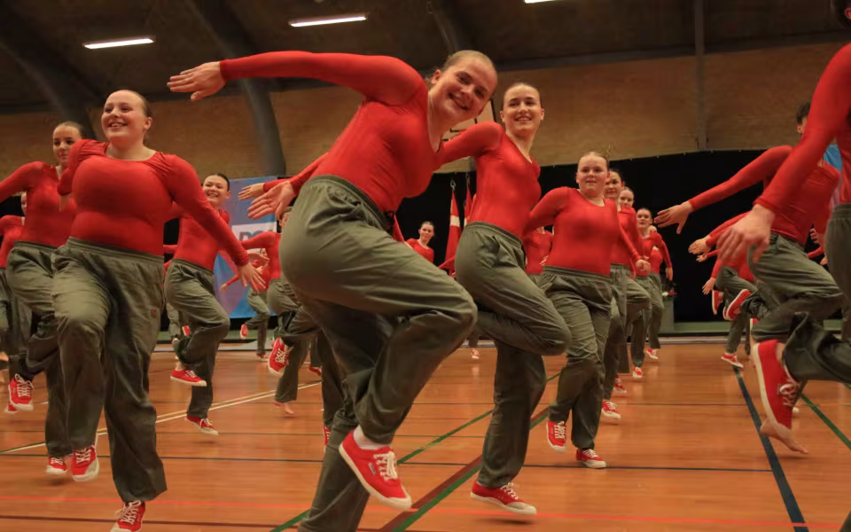 Farverig opvisning lyser Sportspark op