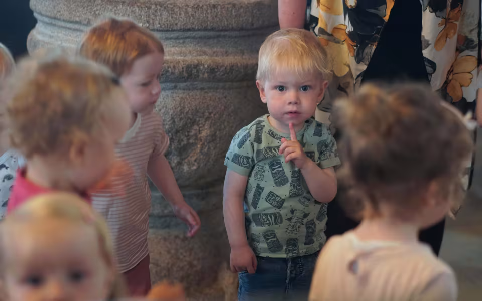 Musikforløb i Varde Kommunes dagpleje fokuserer på nærvær og gentagelser med enkle sange og rekvisitter. Her er vi i Ansager kirke og børn på forskellige udviklingstrin deltager.