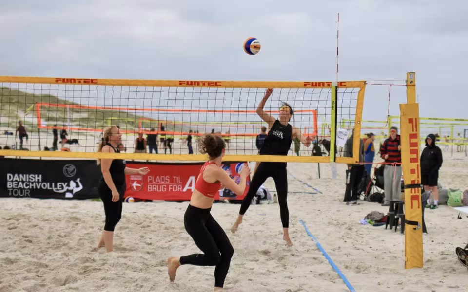 Vestenvinden udfordrer beachvolley-eliten