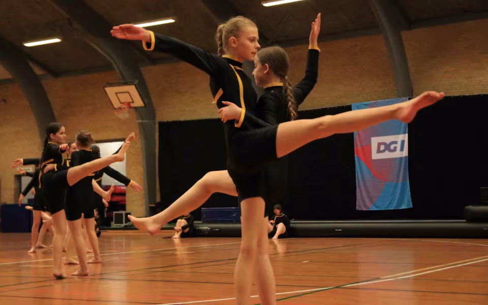 Farverig opvisning lyser Sportspark op