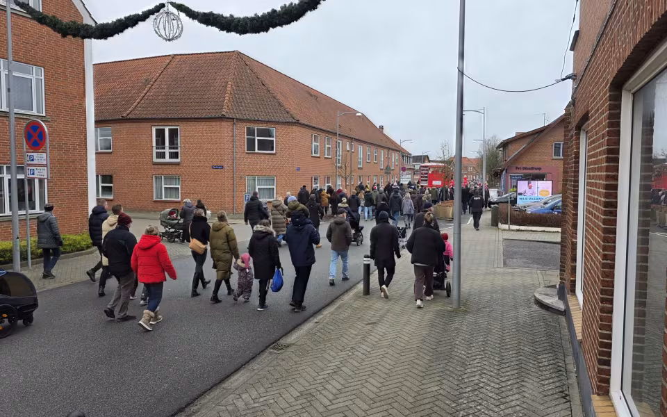 Stor opbakning til juleoptog og Gaveregn i Ølgod, se de mange billeder