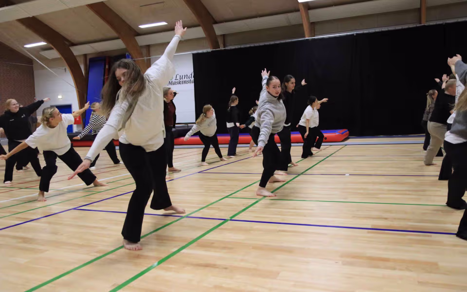 Forventningsfulde gymnaster gør klar