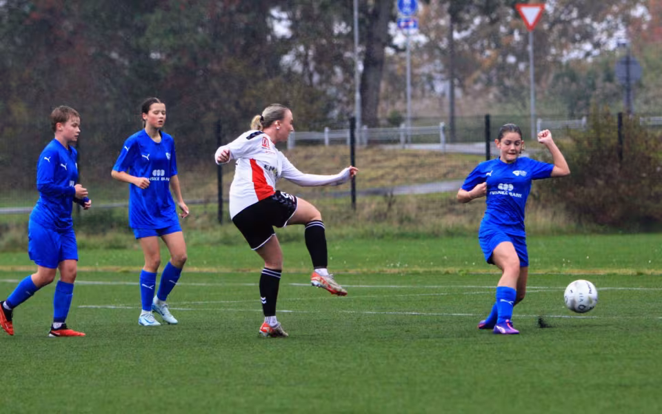 Varde IF U-16 Piger tabte hjemmekampe i regn