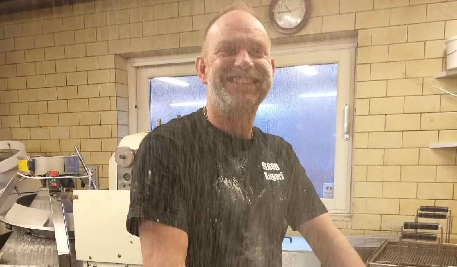 Hans kan ikke både blæse og have mel ...