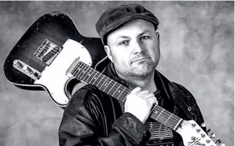 Bjarke Nørgaard - sanger og guitarist, optræder denne gang som solist på Bryghuset.