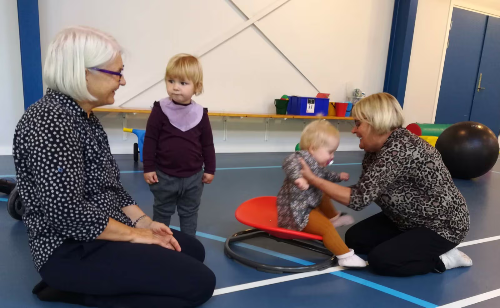 Fysio- og kropsterapeut, Kit Bak fra Ansager, er på besøg hos dagplejen, der i en periode har fokus på krop og bevægelse