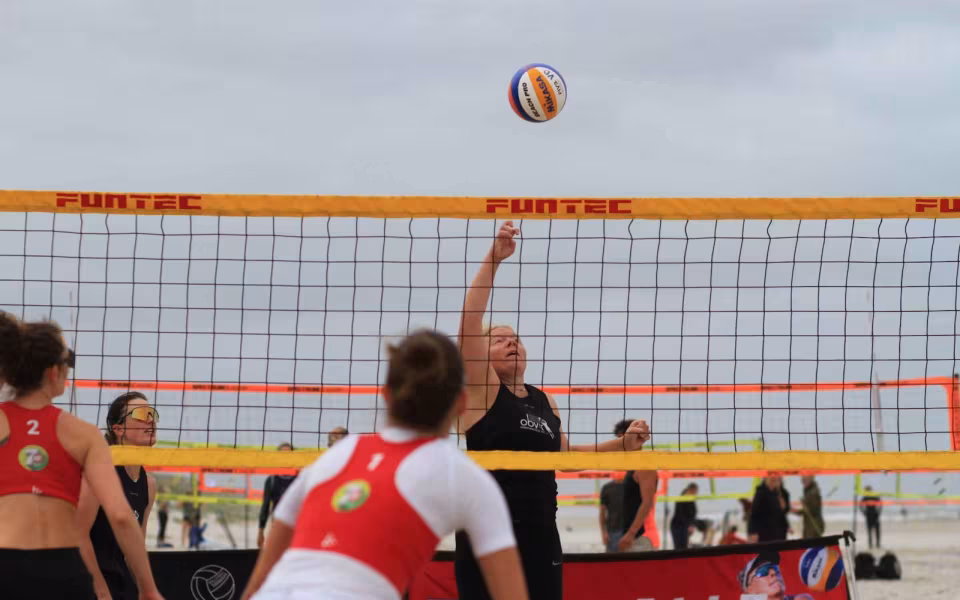 Vestenvinden udfordrer beachvolley-eliten