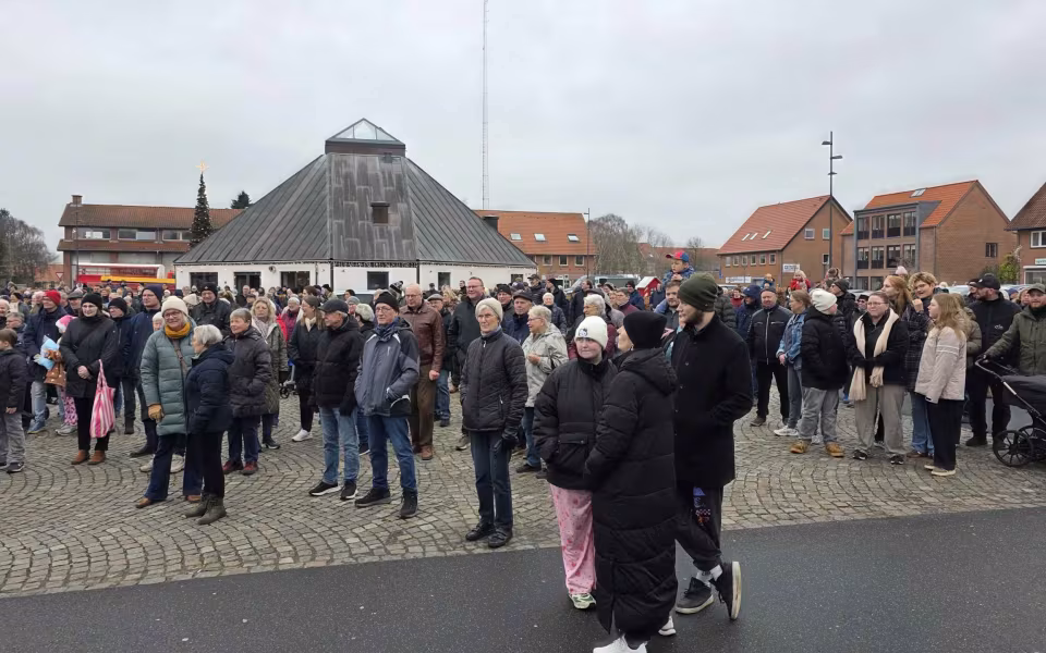 Stor opbakning til juleoptog og Gaveregn i Ølgod, se de mange billeder