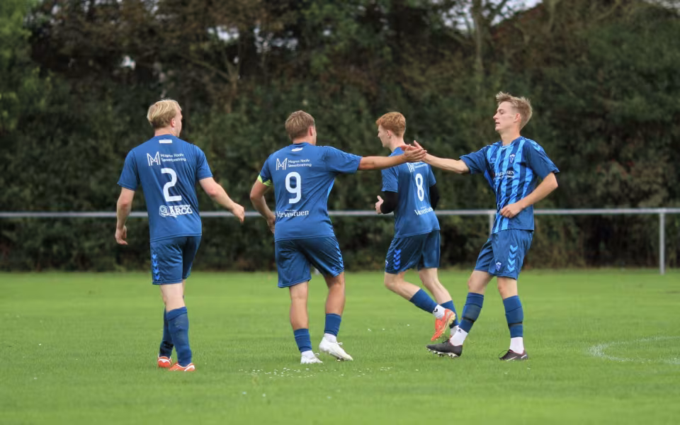 Simon Berg jubler efter sin scoring til 1-0