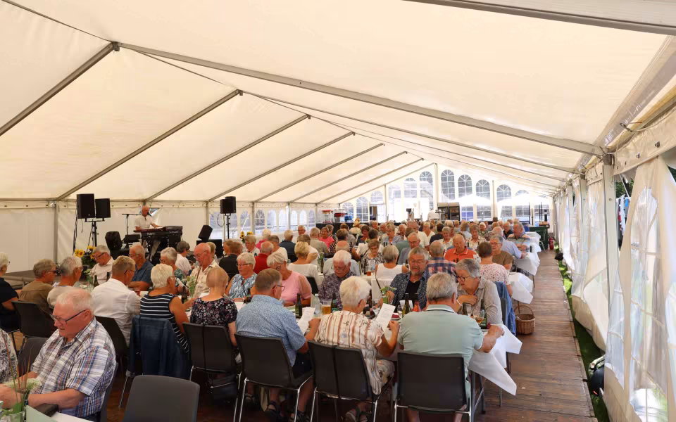 Sommerstemning og glade mennesker til sommerfest på Tistrup Stadion - Se billeder og filmklip..
