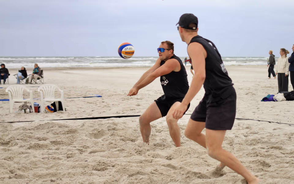 Vestenvinden udfordrer beachvolley-eliten