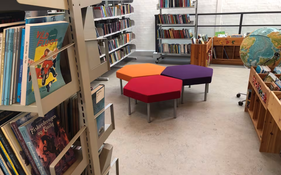 Skolens bibliotek er flyttet til 1. salen for at gøre plads til skolens elever og børnene i SFO.