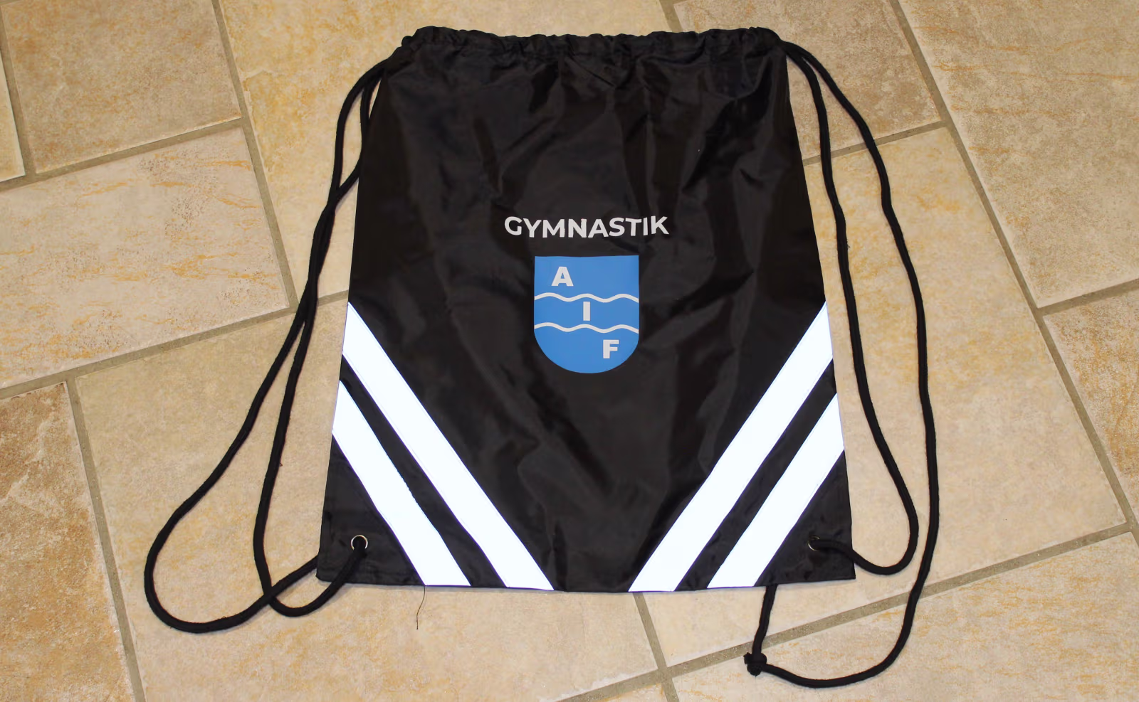 I år har vi fået lavet en gymnastikpose til børnene og en mulepose til de voksne medlemmer