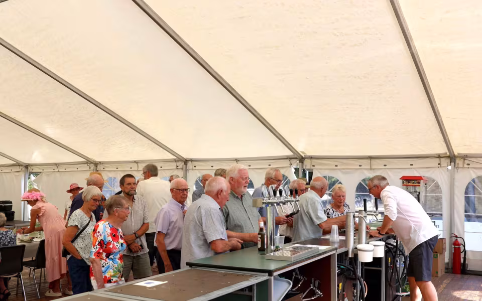 Sommerstemning og glade mennesker til sommerfest på Tistrup Stadion - Se billeder og filmklip..