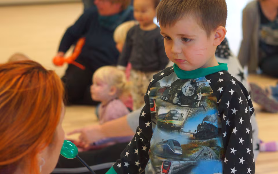 Musikalsk ballonmand besøger dagplejen