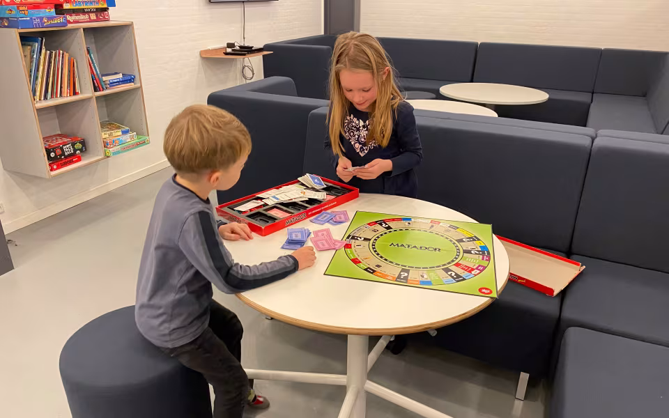 Skolens bibliotek er flyttet til 1. salen for at gøre plads til skolens elever og børnene i SFO.