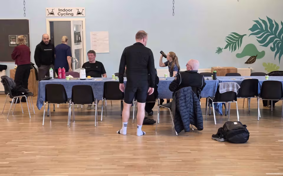 Seks timers cykelglæde i Trim Tistrup gav små 9.000 kr. til Julemærkehjemmet Fjordmark.