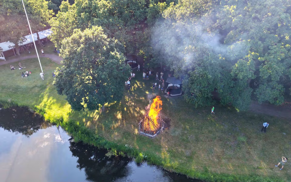 Filmklip og billeder fra Midsommerfest i Tistrup Anlæg