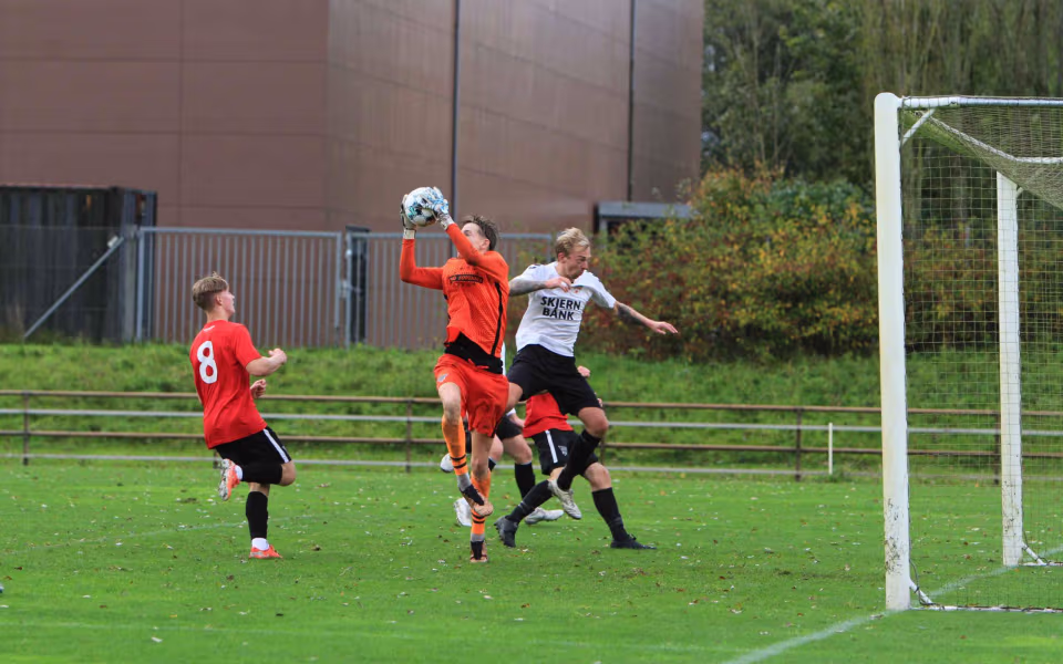Varde redder point i overtiden