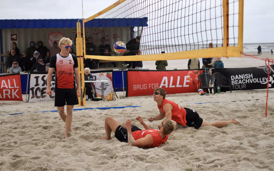 Vestenvinden udfordrer beachvolley-eliten