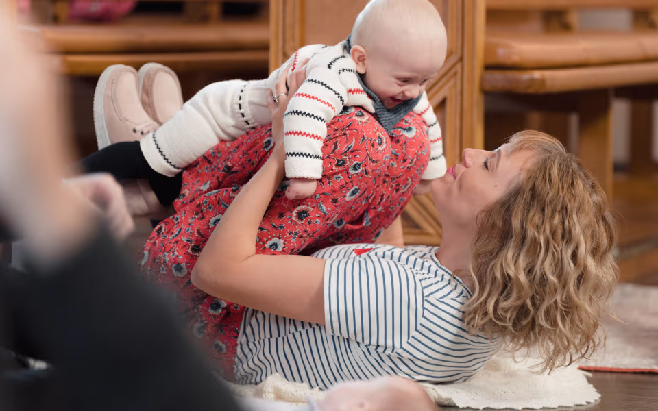 Babysalmesang: Nærvær, sang og små instrumenter styrker kontakten mellem barn og forælder.