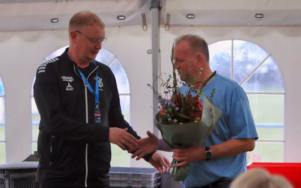 Fodboldfest på Oksbøl Stadion med glade fans og stor frivillig indsats