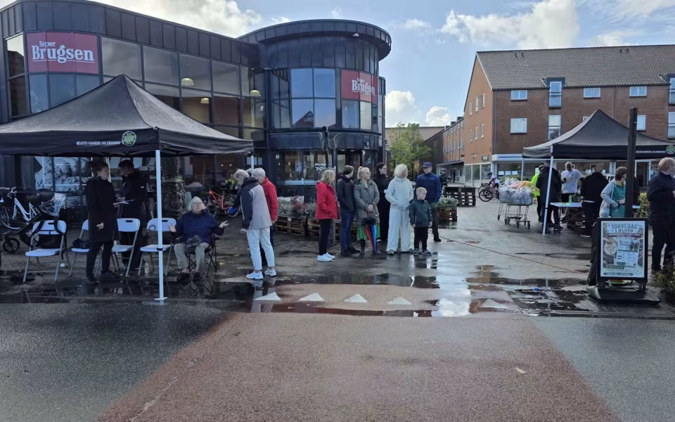 Regnen lagde en dæmper på Torvedagen i Ølgod, men ikke på humøret - Se billeder fra dagen