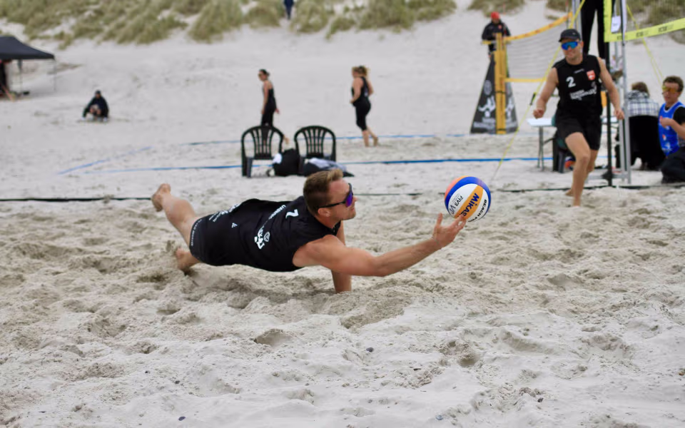 Vestenvinden udfordrer beachvolley-eliten