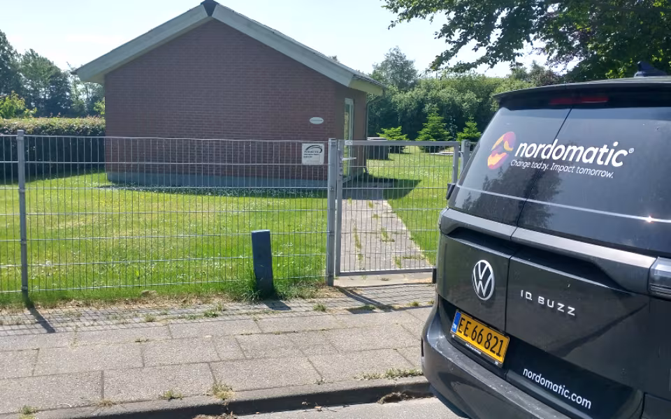 Ikke en ren bil, men rent vand, fra Gårde Vandværk.