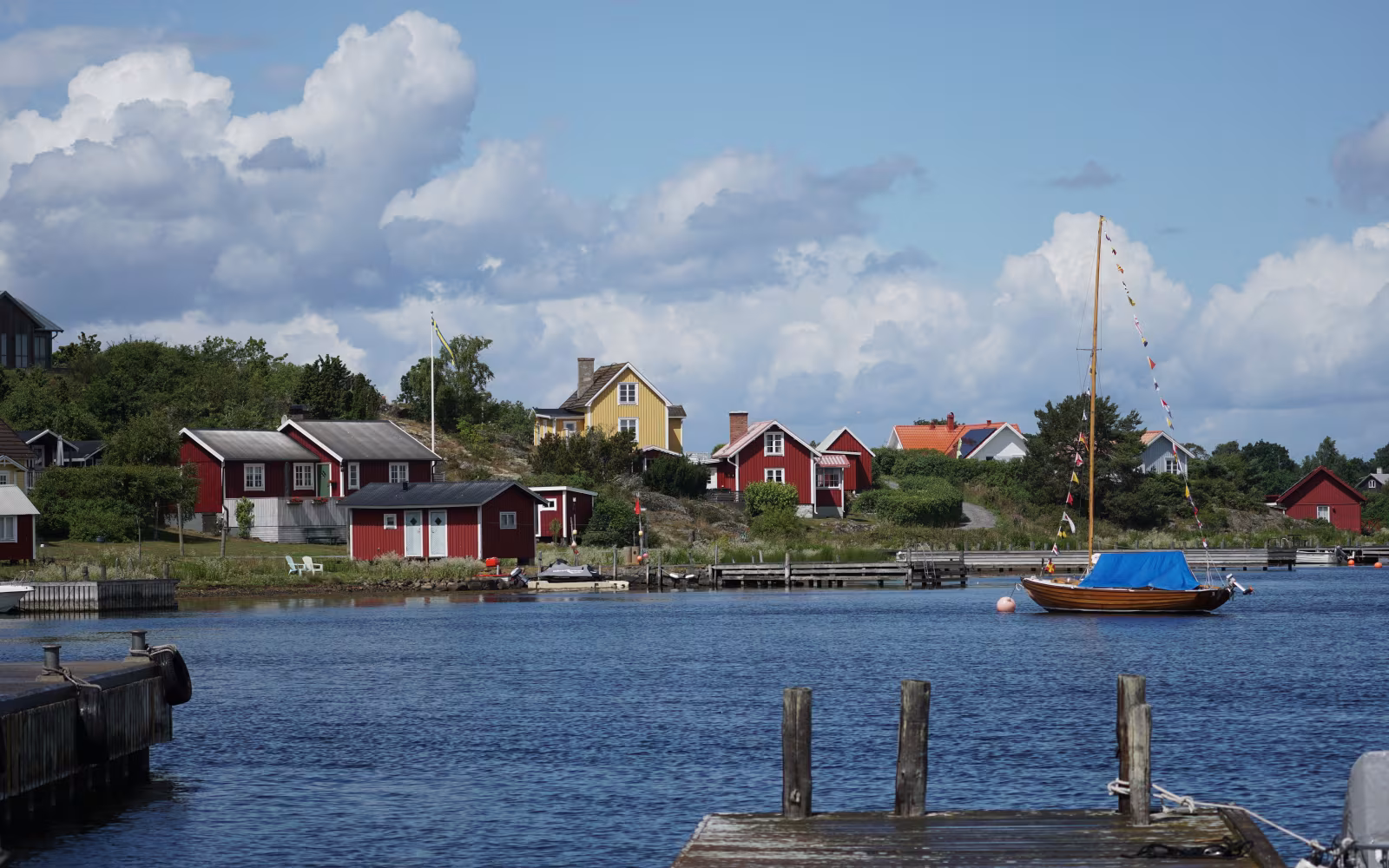 Havn med både og farverige træhuse ved Tärnö i Blekinges skærgård