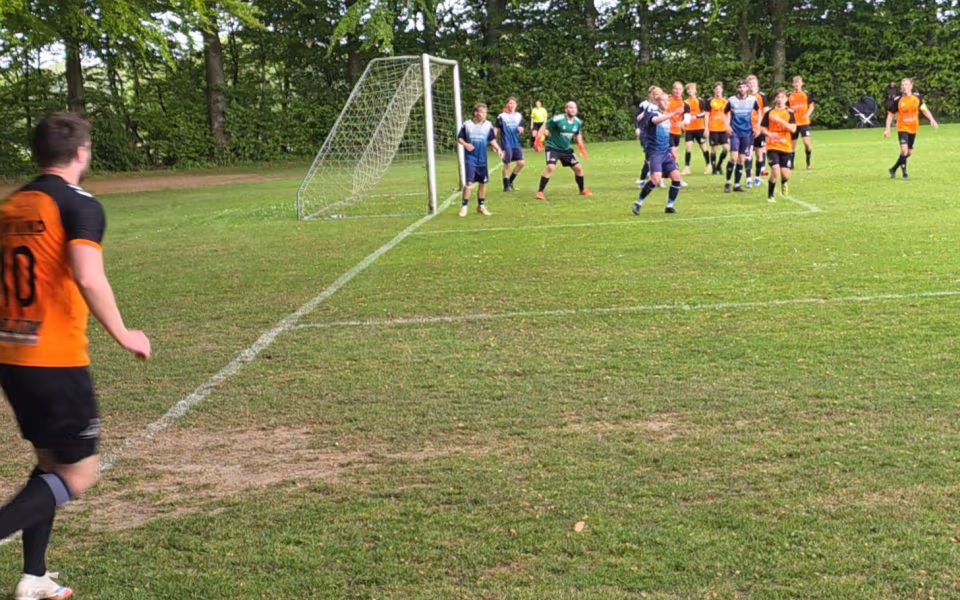 Kampreferat fra serie 1 kampen mellem Helle FC og HTS - Byfest, fodbold og fællesskab på Fåborg Stadion