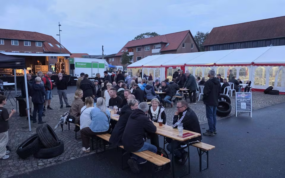Regnen stoppede ikke sensommerens Late Night i Ølgod - Se billeder