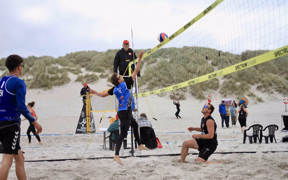 Vestenvinden udfordrer beachvolley-eliten