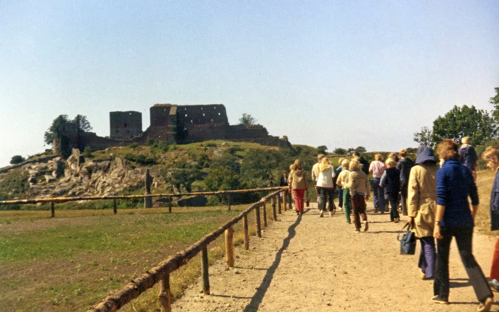 Sti med skoleelever på vej mod Hammershus borgruin på Bornholm