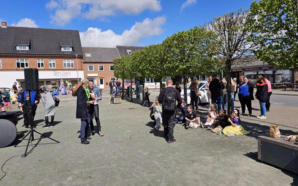 Tistrup Screaming Karneval. Billeder fra Børnehave, Plejehjem og Torvet.