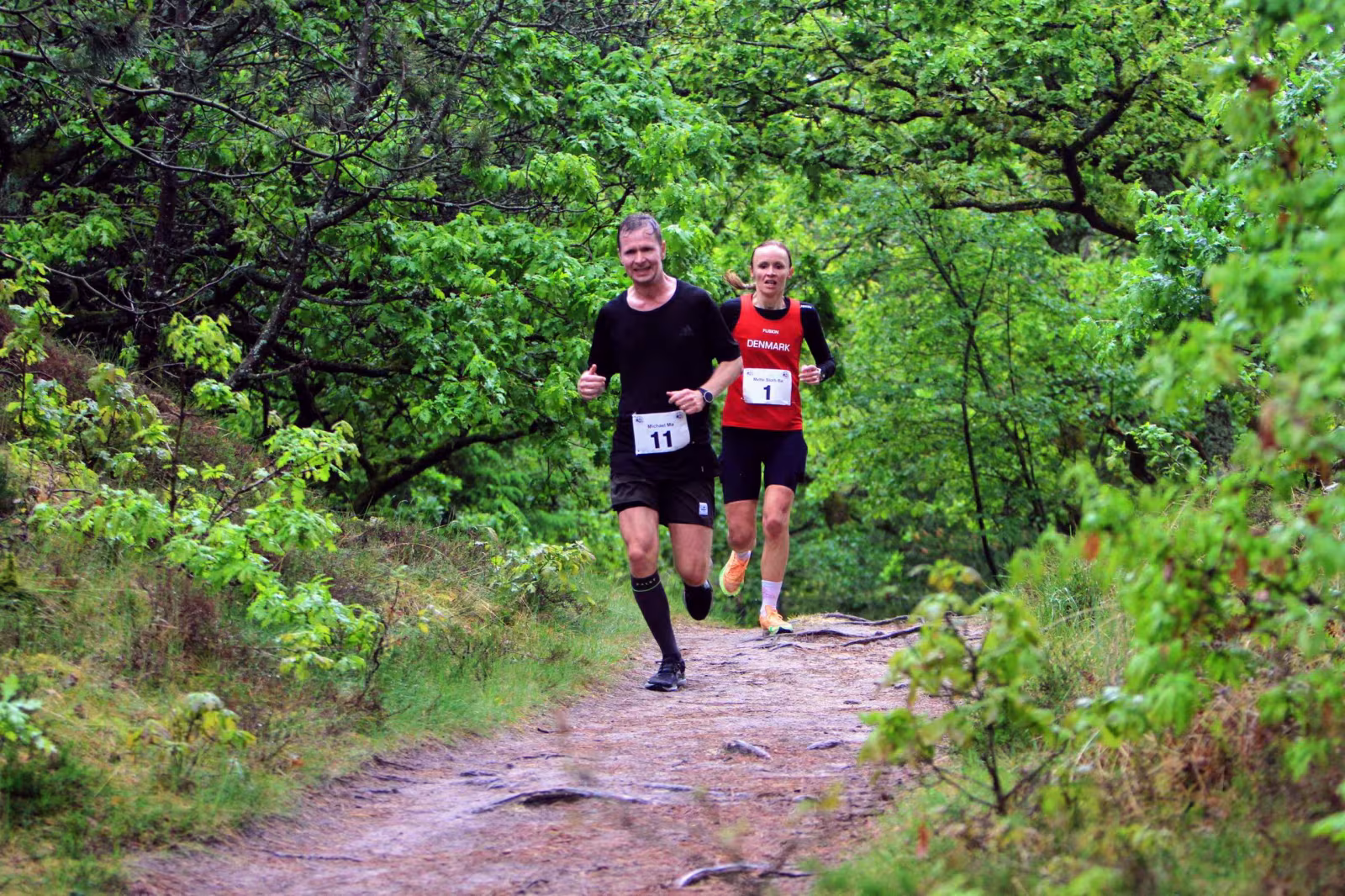 Vindere af 25 km. Mette Slot Bøgelund og Michael Mørk kort før målstregen