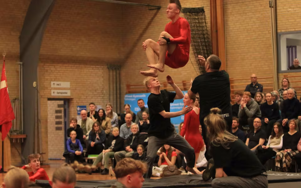 Farverig opvisning lyser Sportspark op