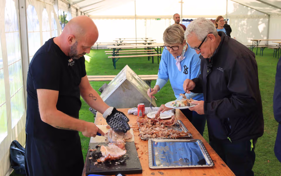 Fodboldfest på Oksbøl Stadion med glade fans og stor frivillig indsats